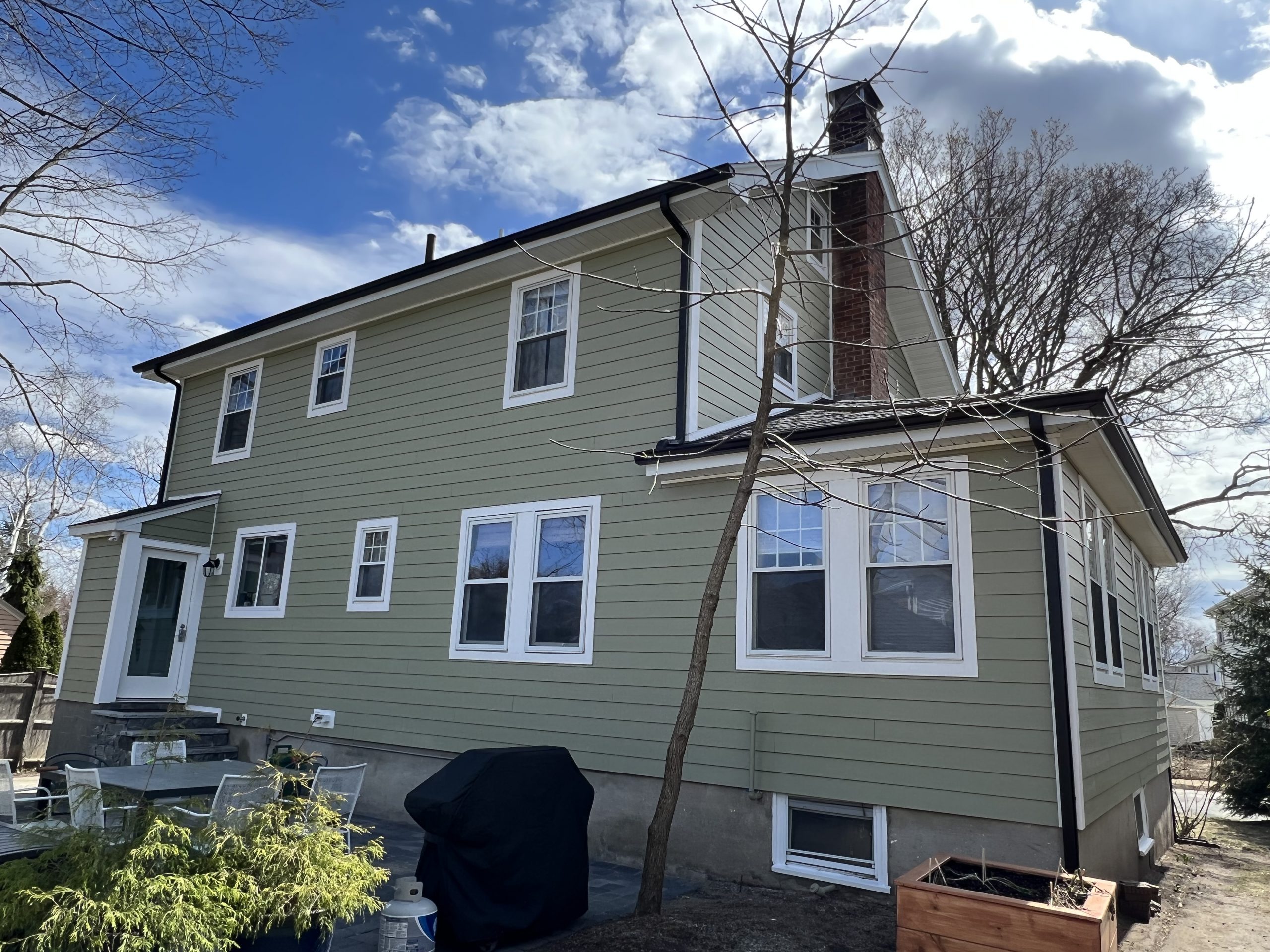 Asphalt Shingles vs. Metal Roofing: Which One Reigns Supreme?