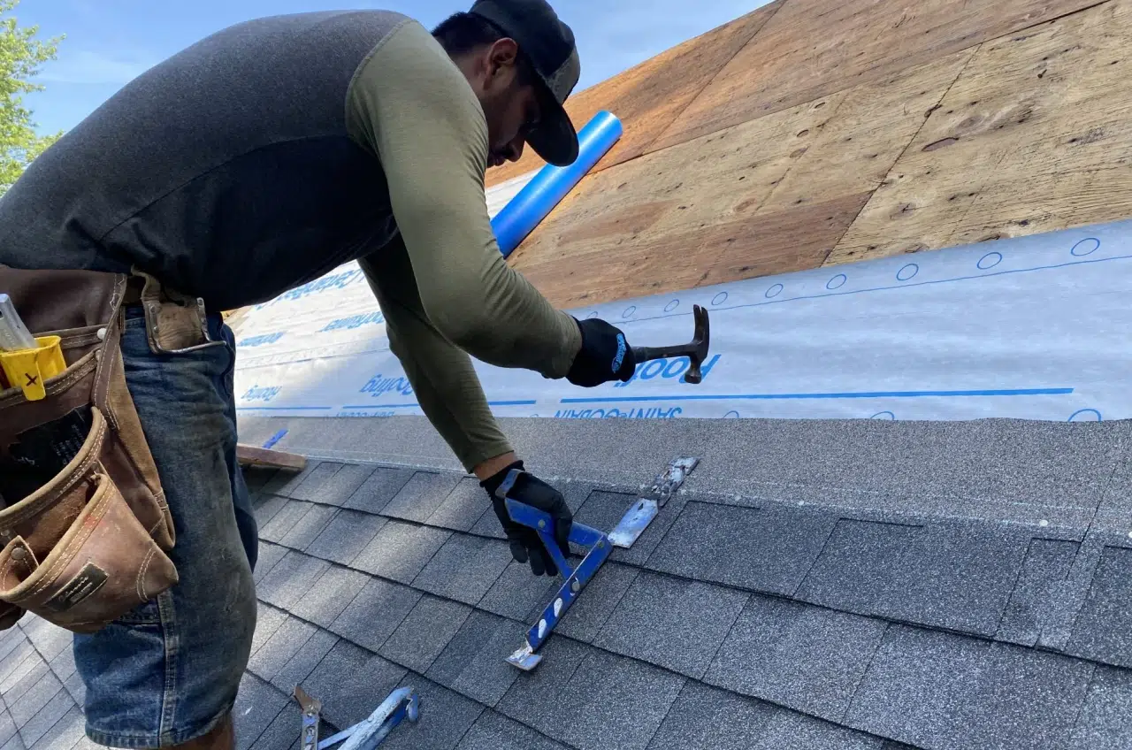 Lider Roofing contractor replacing a roof